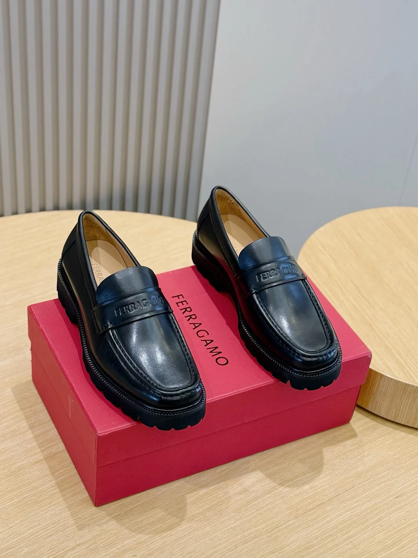 [Ferragamo] Top P: 760💰 Number of yards: 39~44 (38.45. Customized, non-returnable) Ferragamo men's leather derby shoes. The new derby shoes are light in texture and cool in style. They adopt exquisite eyelet uppers and novelly define urban trends. Made of brushed cowhide, it has a plump and rounded toe box and is decorated with delicate wingtip decorative details. Imported cowhide + cowhide lining.